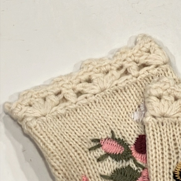 Fingerless Embroidered Crocheted Gloves - Picture 3 of 6